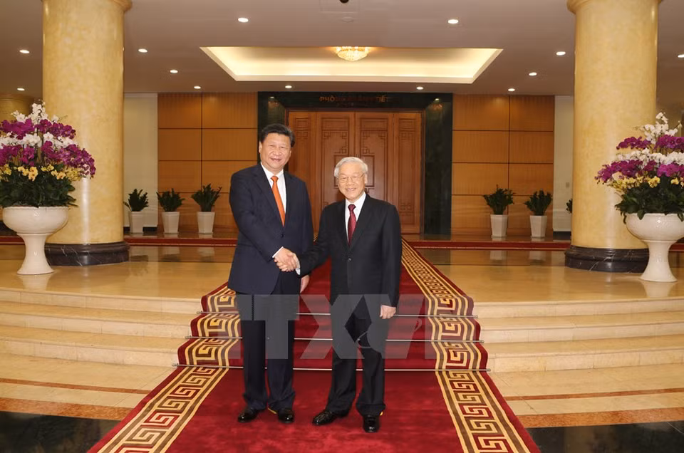 阮富仲总书记在主席府迎接中共中央总书记、国家主席习近平。（图片来源：越通社）