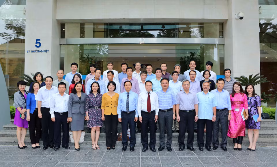 越通社领导班子与2017-2020年任期越南驻外大使和代表机构首席代表合影。（图片来源：越通社）