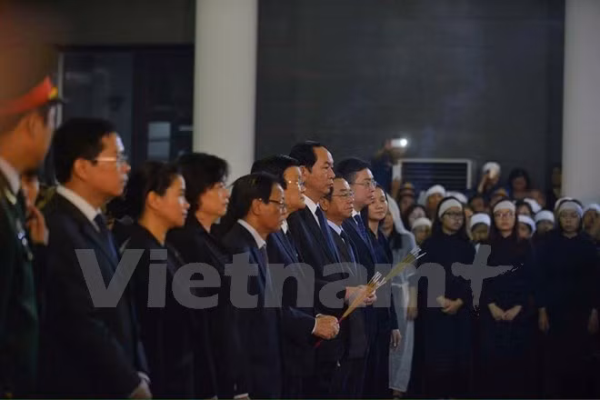 越南党、国家高级领导人出席飞行员遗体告别仪式。（图片来源：越通社） 
