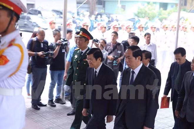 越南国家主席陈大光和前国家主席张晋创出席仪式。（图片来源：越通社）