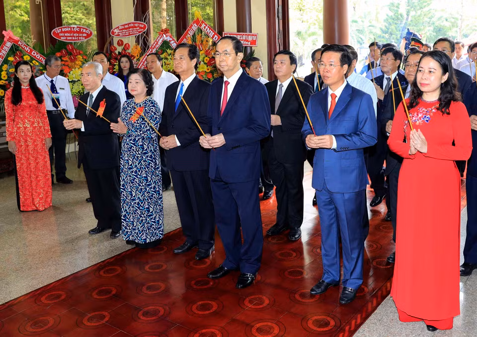 陈大光一行前往设在安江省龙川市美和兴乡虎翁岛的国家主席孙德胜纪念区上香献花。越通社记者 彦创 摄