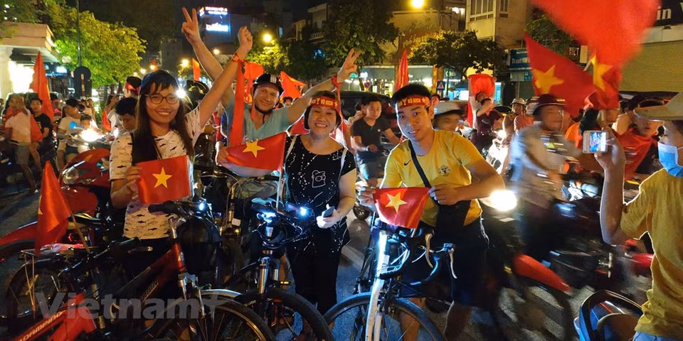 河内市球迷涌上街头庆祝越南国奥队晋级亚运会半决赛。图自越通社