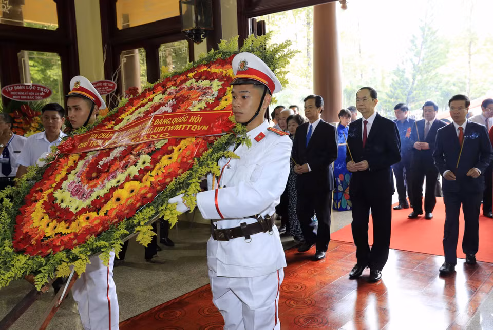 陈大光一行前往设在安江省龙川市美和兴乡虎翁岛的国家主席孙德胜纪念区上香献花。越通社记者 彦创 摄