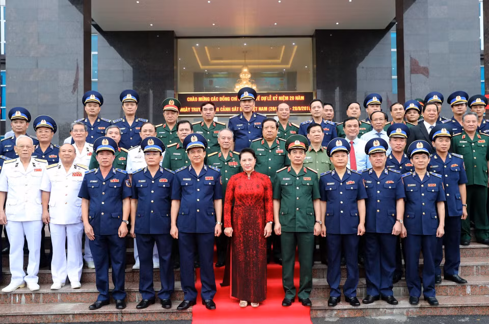 阮氏金银与代表们合影。越通社记者 仲德 摄