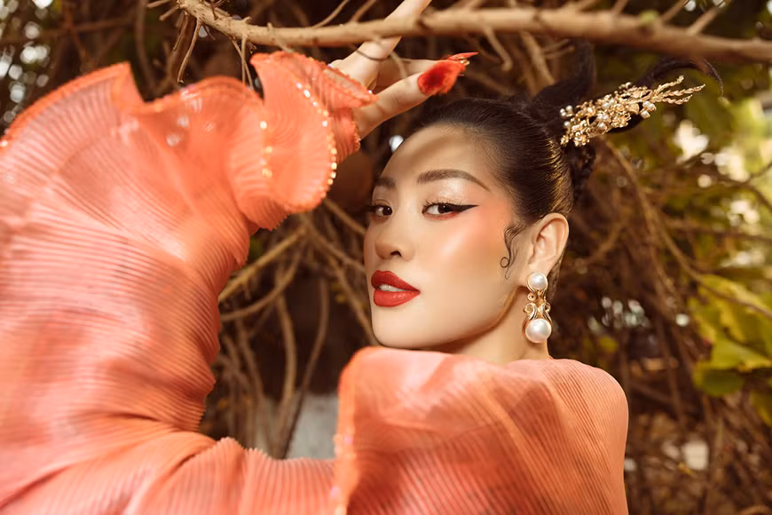 越南环球小姐庆云身穿革新奥黛拍摄迎新新春摄影图片。图自越通社