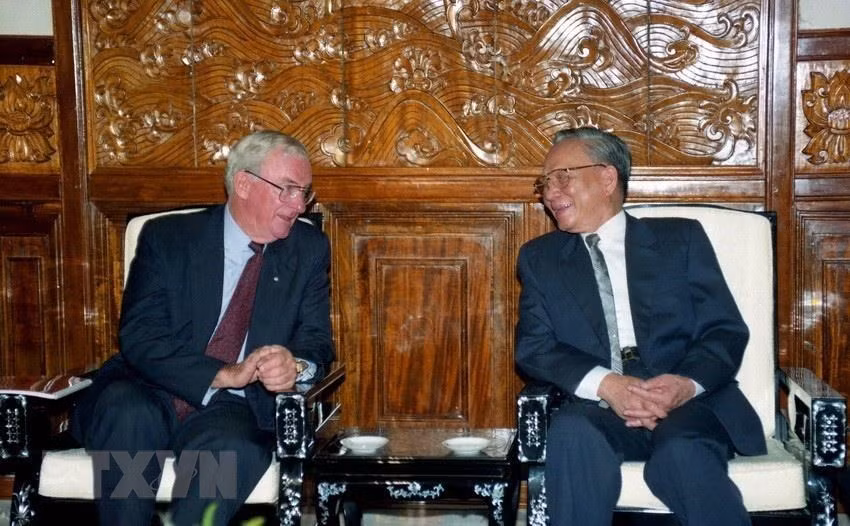 国家主席黎德英（右）于1995年4月8日在首都河内会见澳大利亚总督比尔海顿(Bill Hayden)。越通社记者 高峰 摄