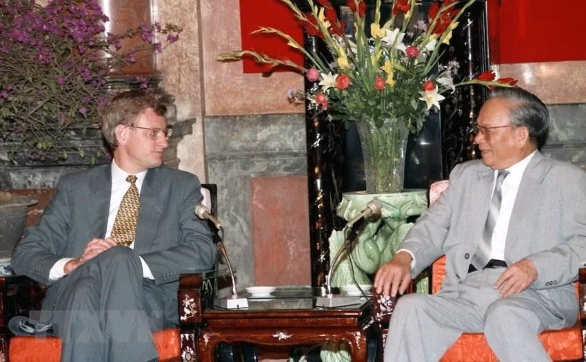 国家主席黎德英（右）于1994年4月7日下午在主席府会见正对越南进行正式友好访问的瑞典首相卡尔·比尔特(Carl Bildt)。越通社记者 明道 摄