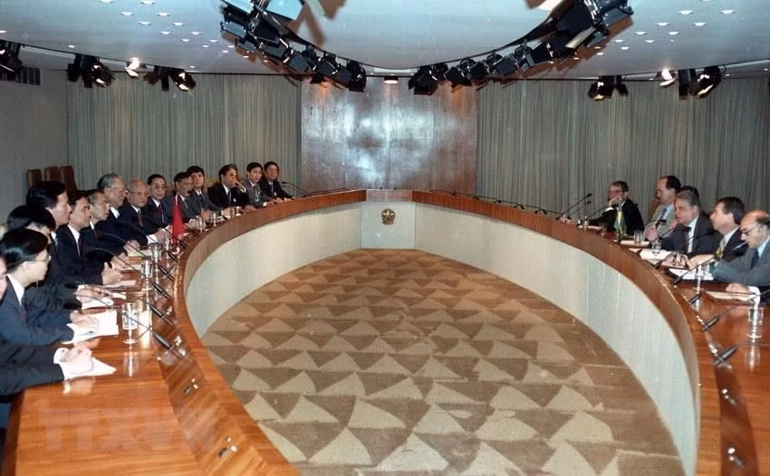 越南国家主席黎德英于1995年10月对巴西进行正式访问。图为黎德英和巴西总统费尔南多·恩里克·卡多佐（Fernando Henrique Cardoso）举行会谈。越通社记者 高峰 摄