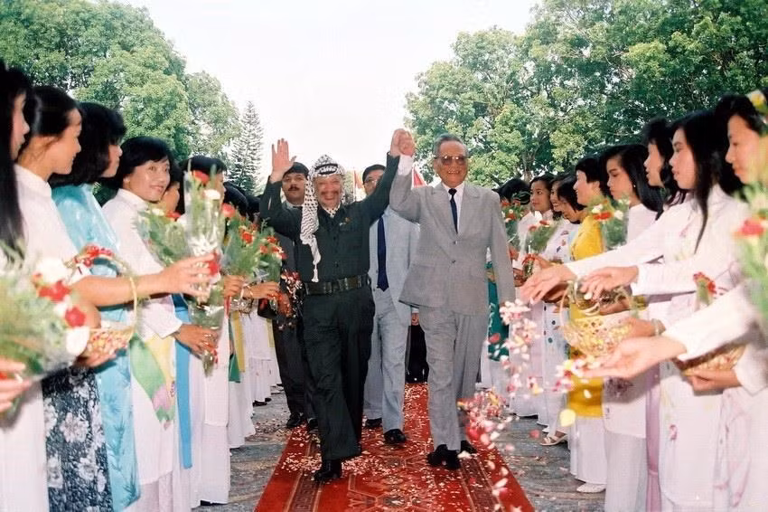 国家主席黎德英（右）于1993年在首都河内迎接巴勒斯坦国总统亚西尔·阿拉法特(Yasser Arafat )。越通社记者 高峰 摄
