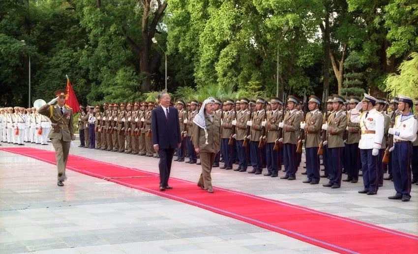 越南国家主席黎德英与巴勒斯坦国总统亚西尔·阿拉法特(Yasser Arafat)于1996年6月19日在主席府检阅仪仗队。越通社记者 金雄 摄