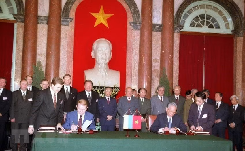 越南国家主席黎德英与乌克兰总统列昂尼德·库奇马 (Leonid Kuchma)于1996年4月8日在首都河内签署两国合作条约。越通社记者 明田 摄