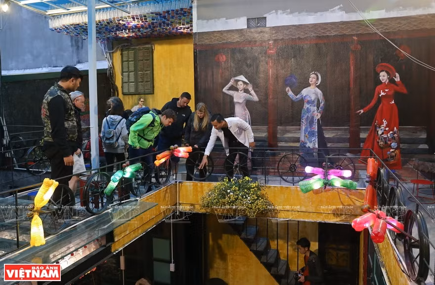 来客对咖啡馆的摆件非常好奇。越南画报记者 越强 摄