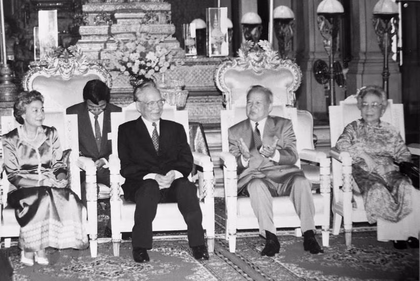 柬埔寨国王诺罗敦西哈努克（Norodom Sihanouk ）和王后1995年8月8日在首都金边会见对柬进行正式访问的越南国家主席黎德英（右三）和夫人。越通社记者 高峰 摄