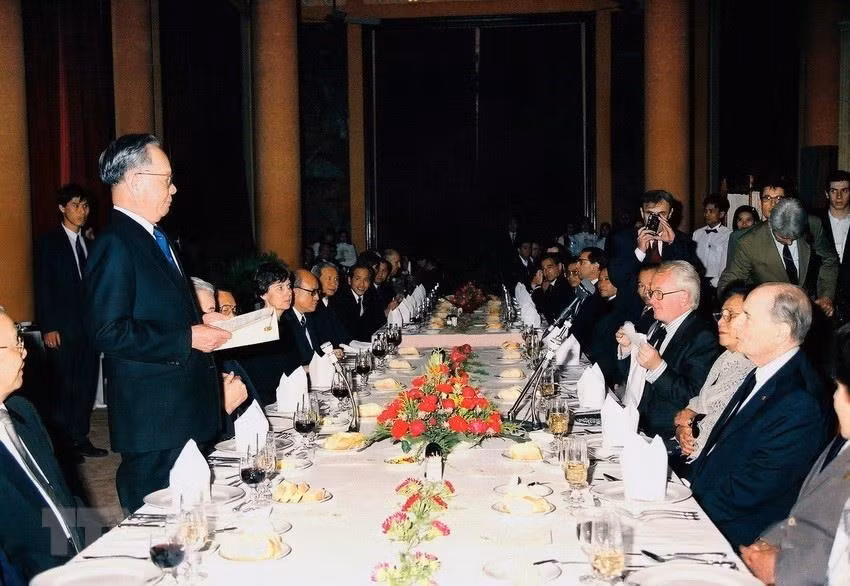 国家主席黎德英1993年2月9日晚在法国总统弗朗索瓦·密特朗(Francois Mitterrand)招待晚会上发表讲话。越通社记者 高峰 摄