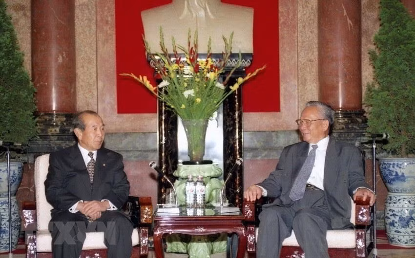 国家主席黎德英于1996年8月27日上午在主席府会见对越南进行正式访问的韩国国会议长Kim-soo han。越通社记者 春遵 摄 