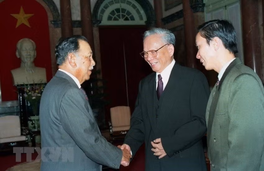 越南国家主席黎德英（左二）1995年12月19日迎接马来西亚国王端姑·惹化(Tuanku Ja'afar)到访。越通社记者 阮康 摄 