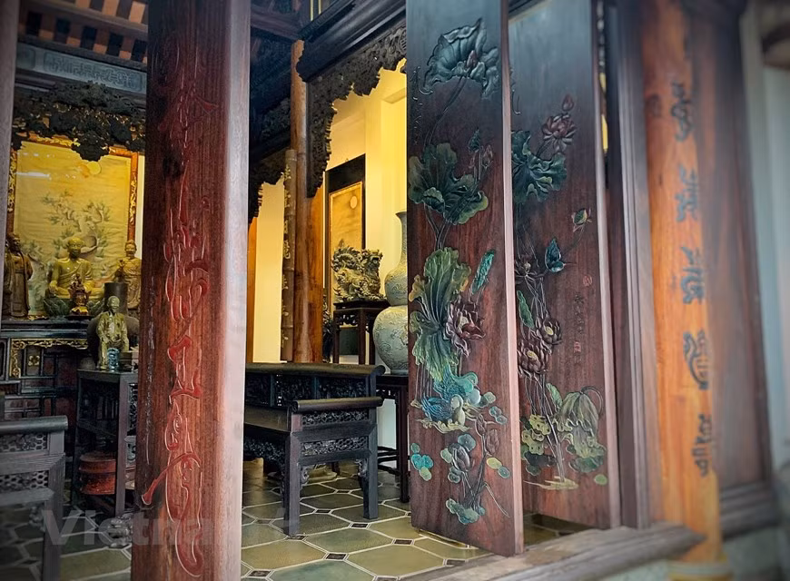传统五间住屋是北部平原地区独特的建筑之一，其蕴含着该地区历史以及民间文化特色。艺人陈南爵分享说，由于他对传统文化价值的热爱，他在自己住宅的露台上建设了这套北部传统五间木屋。 木屋中的雕花图案都是他和他的工人团队制作的精美图案。图自Vietnam+