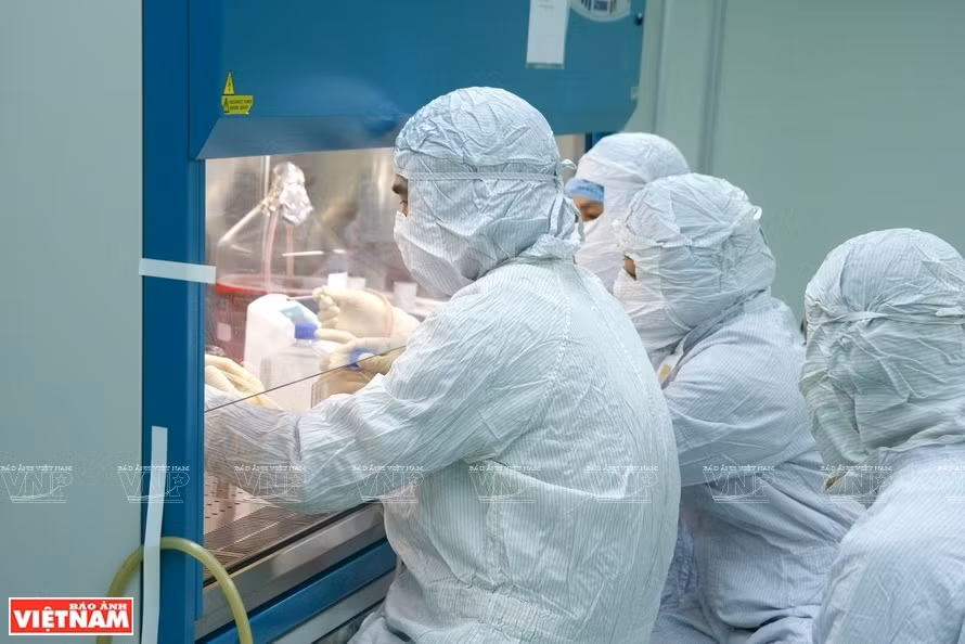 VIBIOTECH技术人员在安装现代设备和基础设施系统的环境中工作。图自《越南画报》
