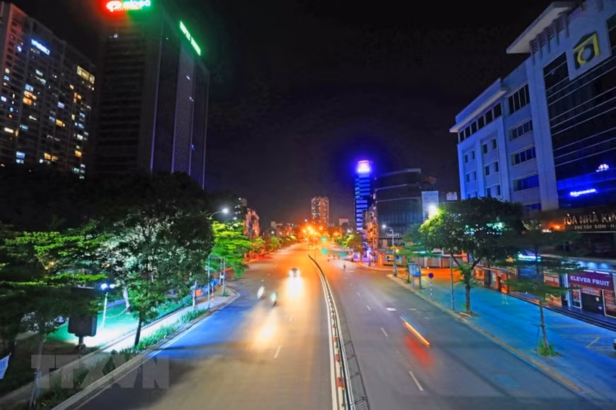 西山路上行走的人寥寥无几。图自越通社