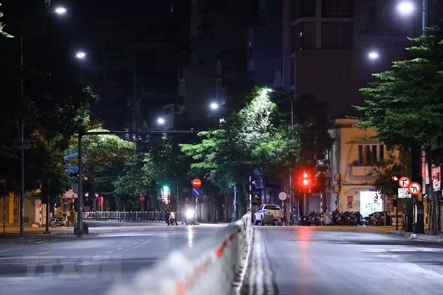 孙德胜街上只有防疫值班人员。图自越通社
