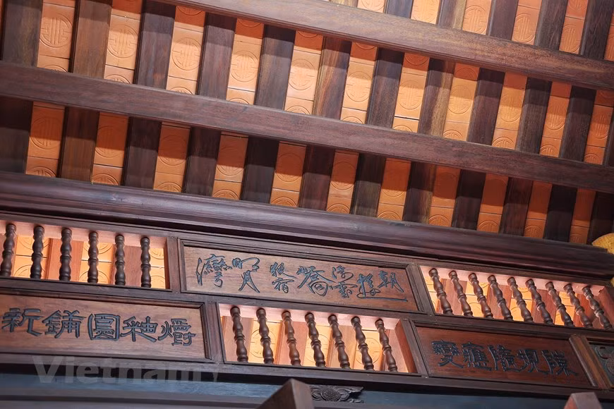 艺人陈南爵分享说，由于他对传统文化价值的热爱，他在自己住宅的露台上建设了这套北部传统五间木屋。 木屋中的雕花图案都是他和他的工人团队制作的精美图案。图为屋顶的瓦片是越南传统的手工瓦片，红色醒目，屋顶坡度比较合适。图自Vietnam+