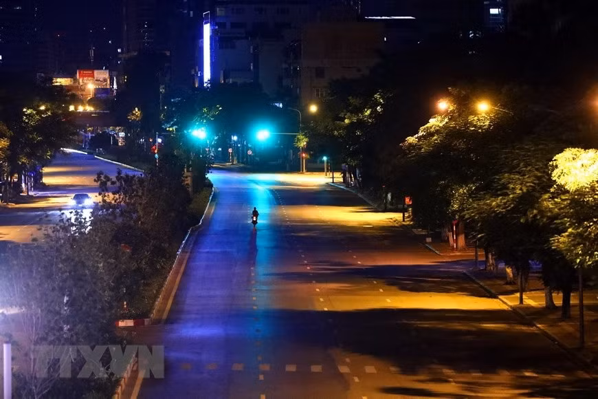 夜晚里空空荡荡的陈维兴街。图自 越通社
