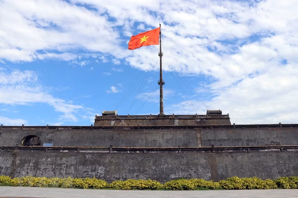 在午门广场旗台上迎风飘扬的金星红旗。图片来源：越通社