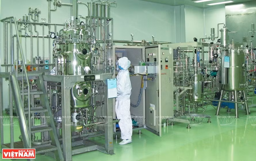 VIBIOTECH已筹资安装达到国际标准的现代技术设备，力争在疫苗研制和生产过程中取得突破性进展。图自《越南画报》