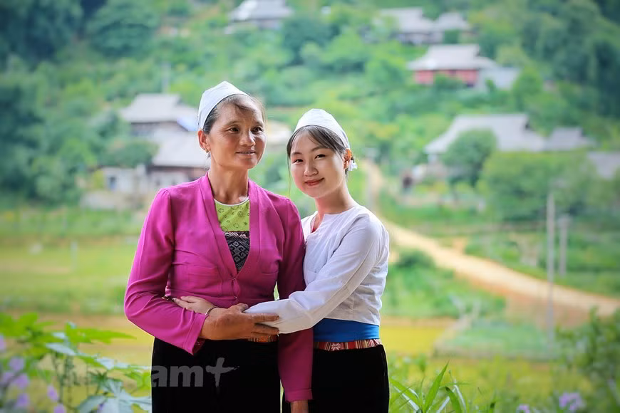 云山乡是和平省芒族人居住之地。这里芒族人的民间传统文化艺术较为丰富。目前，战村居民仍保留着富有本民族特色的额文化和风俗习惯，如高脚屋和芒族服装。该村许多老年人演奏各种传统乐器技法较为熟练，背熟各古老曲调，把握独特药方秘诀和各种美食做法。在不久的未来，需采取措施来传承和保护各种文化价值。图为身穿芒族传统服装的女人。图自Vietnam+