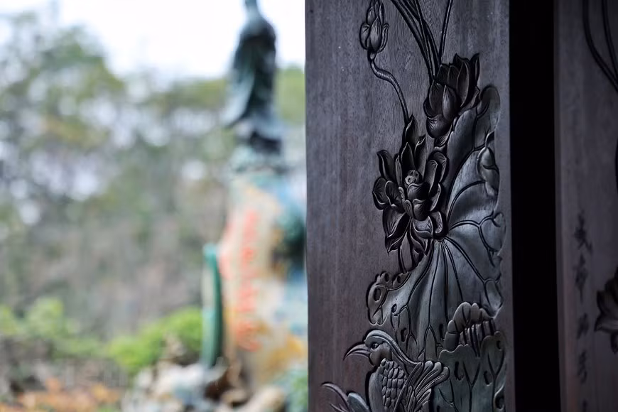 传统五间住屋是北部平原地区独特的建筑之一，其蕴含着该地区历史以及民间文化特色。艺人陈南爵分享说，由于他对传统文化价值的热爱，他在自己住宅的露台上建设了这套北部传统五间木屋。 木屋中的雕花图案都是他和他的工人团队制作的精美图案。图为精致的雕花木门。图自Vietnam+