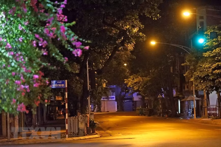 深夜里黎尹-阮泰学安静的街角。图自 越通社