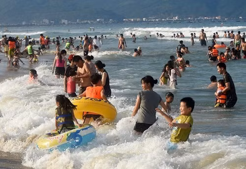岘港海滩人山人海,热闹非凡（图片来源：人民军队报）