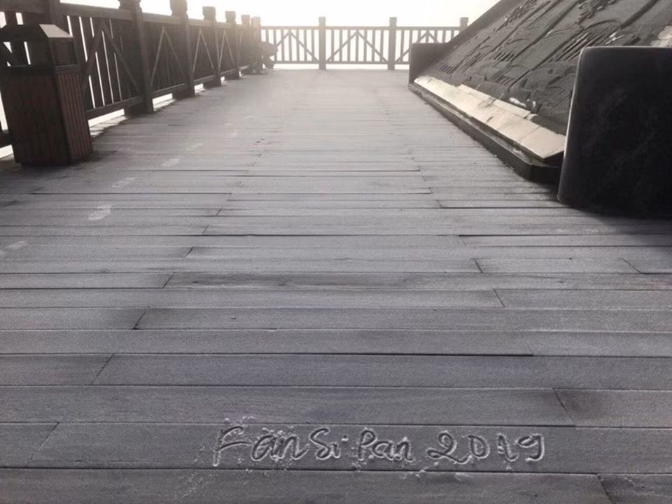沙坝番西邦峰出现下雪天气。