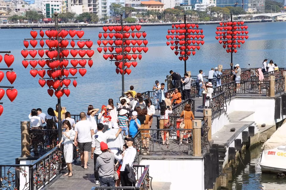 “爱情桥”在情人节的浪漫场景。图自越通社