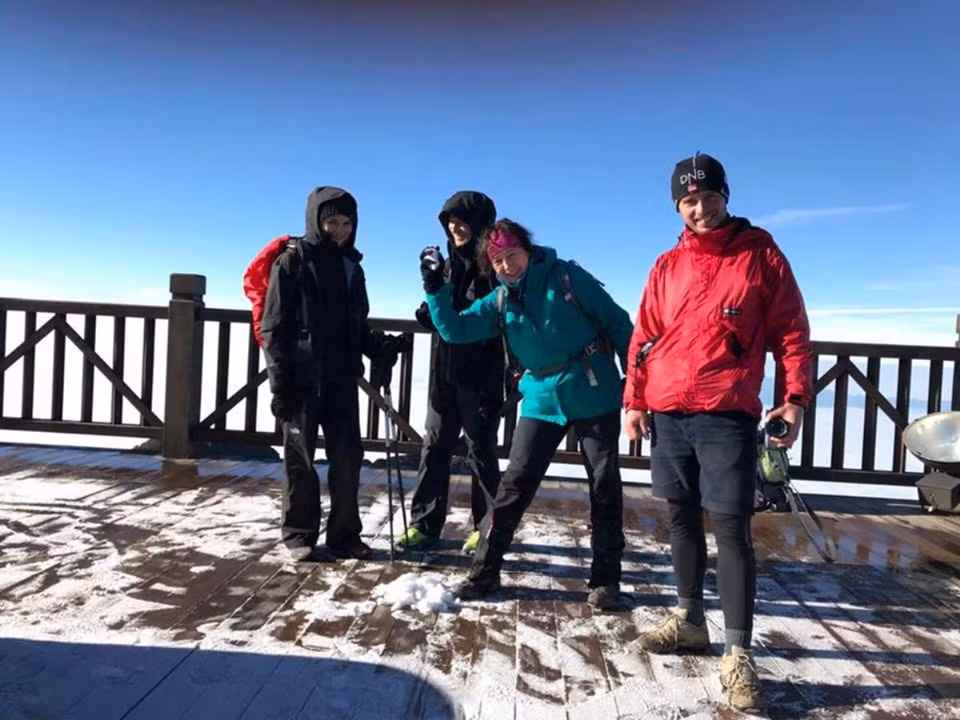 沙坝番西邦峰出现下雪天气。
