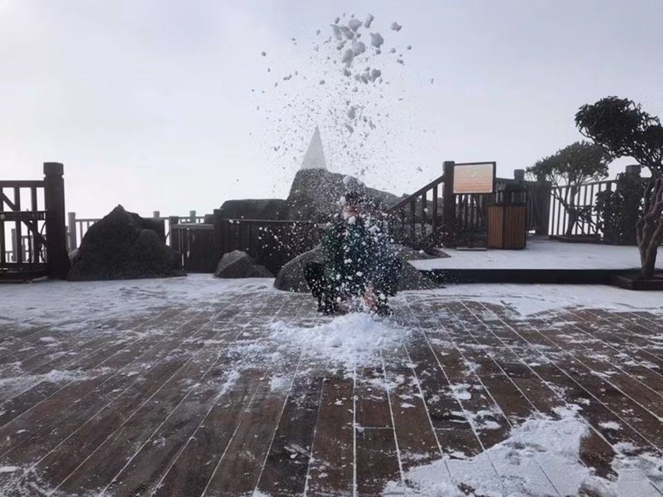 沙坝番西邦峰出现下雪天气。
