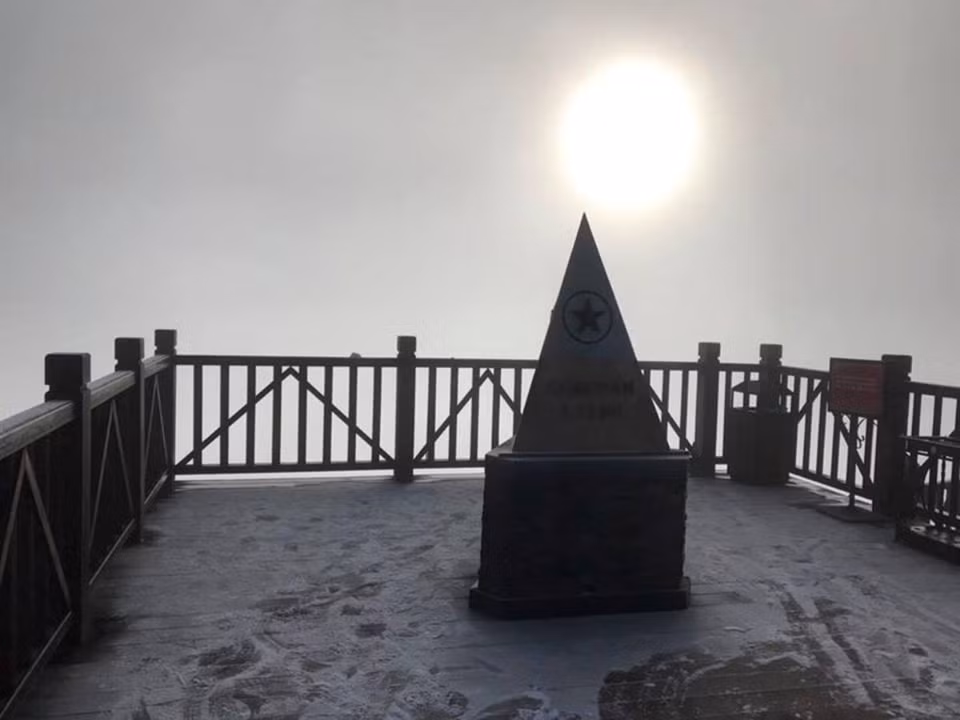 沙坝番西邦峰出现下雪天气。