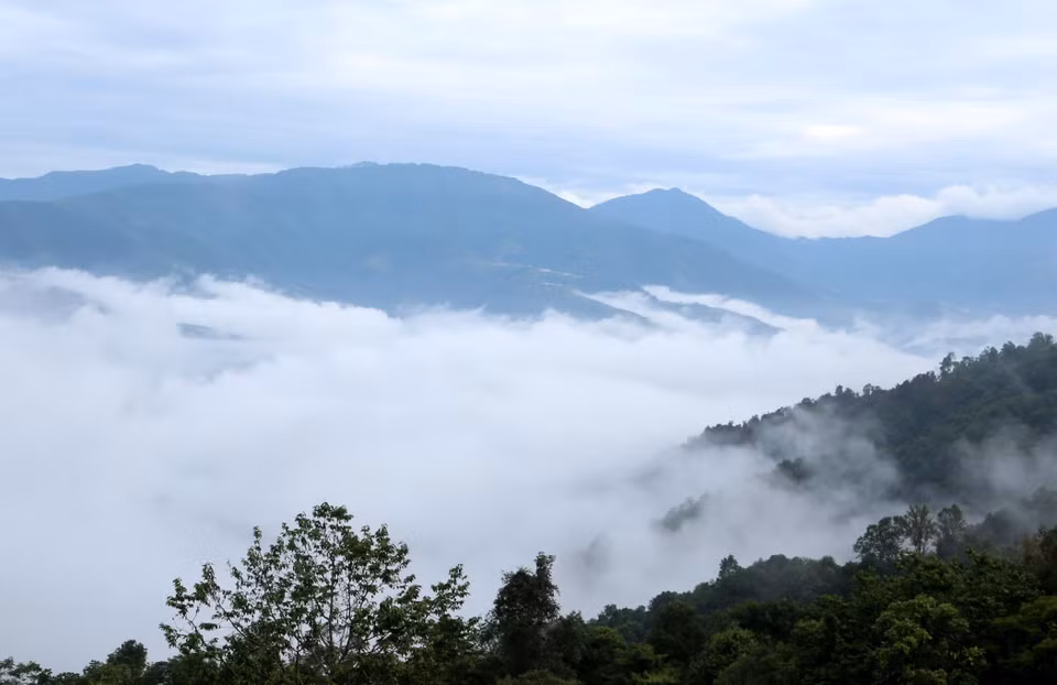 云雾漂泊在茫茫无际的西北山脉上方。图自 越通社
