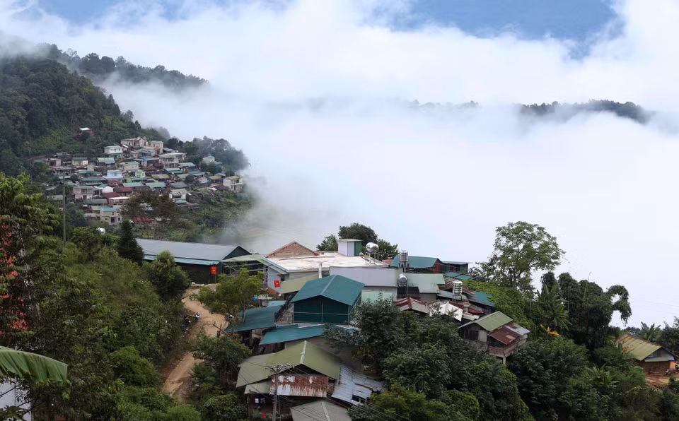 卡陵乡在西北山脉间若隐若现。图自 越通社