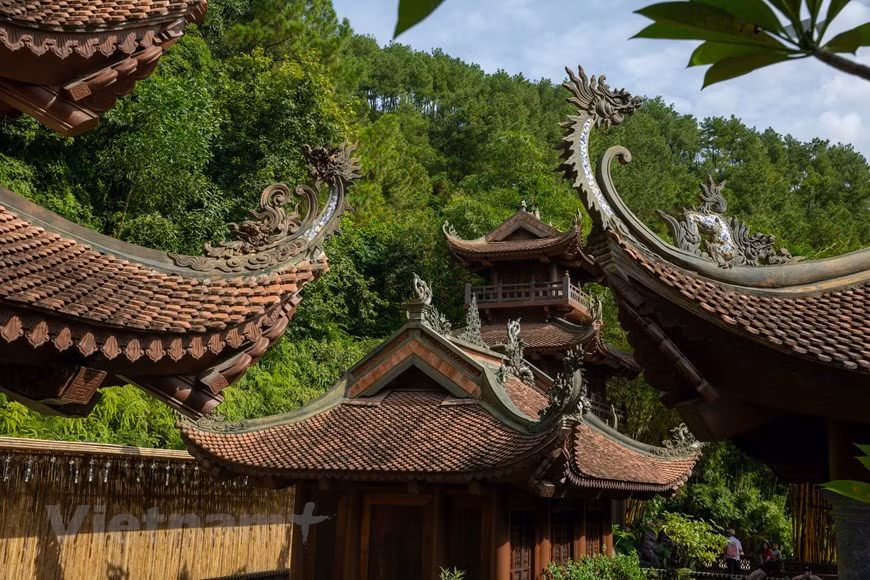 地藏飞来寺于10世纪建设的。寺庙的砖瓦带有占族风格的建筑。其正殿里有德世尊塑像、地藏菩萨塑像、阿难尊者塑像和四大天王塑像。这些大型塑像都用未烧制的陶瓷制成。在寺庙重建过程中发现了许多古砖和陶瓷文物，被各位和尚精心地保存。这些文物拥有1000年的历史，属于李-陈朝。图自Vietnam+