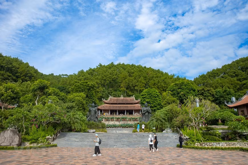 地藏飞莱寺是河南省一个著名宗教旅游景点。河南省进行恢复重建地藏飞来寺意在为居民带来一个信仰之地, 同时成为夏季静修营的举办地，为人们祈求幸福平安创造平台。2015年12月，释明光大德接收、维修和建设该寺并将其改名为地藏飞莱寺。图自Vietnam+
