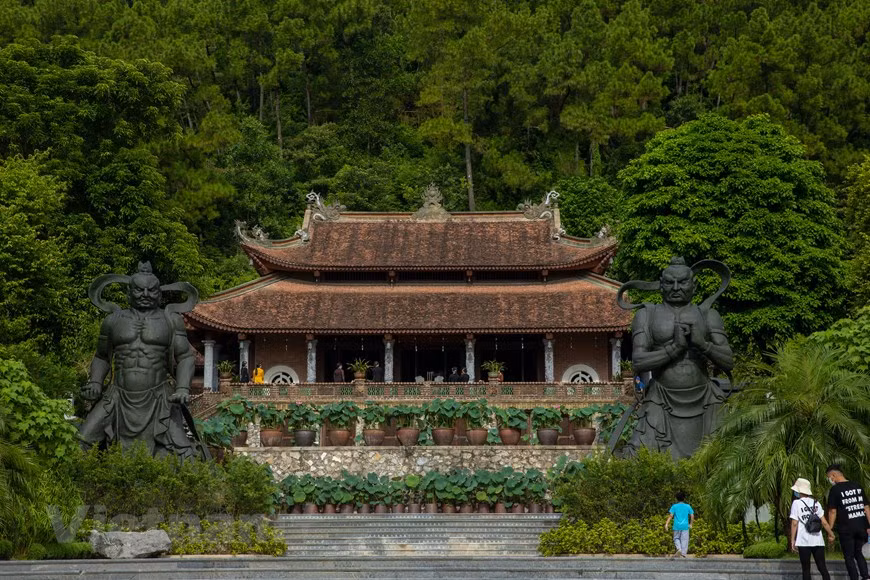 地藏飞莱寺是一座具有浓郁佛教建筑风格的寺庙。游客从远处也可以看到寺庙门前有两个巨型的金刚护法。许多人来到地藏飞莱寺是为了净化心灵，忘记所有的不安和烦恼，祈求吉祥平安。仅仅距离首都河内几十公里，但来到这座寺庙，人们就像步入另一个世界，将城市的喧闹抛在脑后。图自Vietnam+