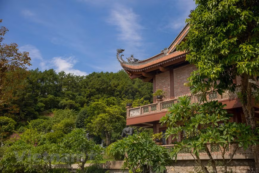 地藏飞莱寺隐藏在山脚下郁郁葱葱的树木中，空间宽敞地面平坦。远远望去，游客可以看到一座建筑精美的寺庙，两侧是遵照“左青龙右白虎”东方风水的山脉，是河南省最宁静的空间。通往这座美丽之寺的道路宽敞，景美路美。游客从河内开车仅须一个小时左右就能到达该寺。 图自Vietnam+
