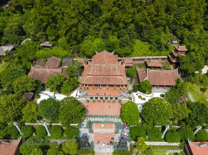 地藏飞莱寺原名为同寺（chùa Đùng），背面靠山，两侧是遵照“左青龙右白虎”东方风水的山脉，拥有独特的建筑风格和宁静迷人的空间，被誉为河南省的“仙境”。寺庙有三宝座、祖传教堂、礼拜场所、房屋，演讲厅，招待所，佛教信徒住所等。图自Vietnam+