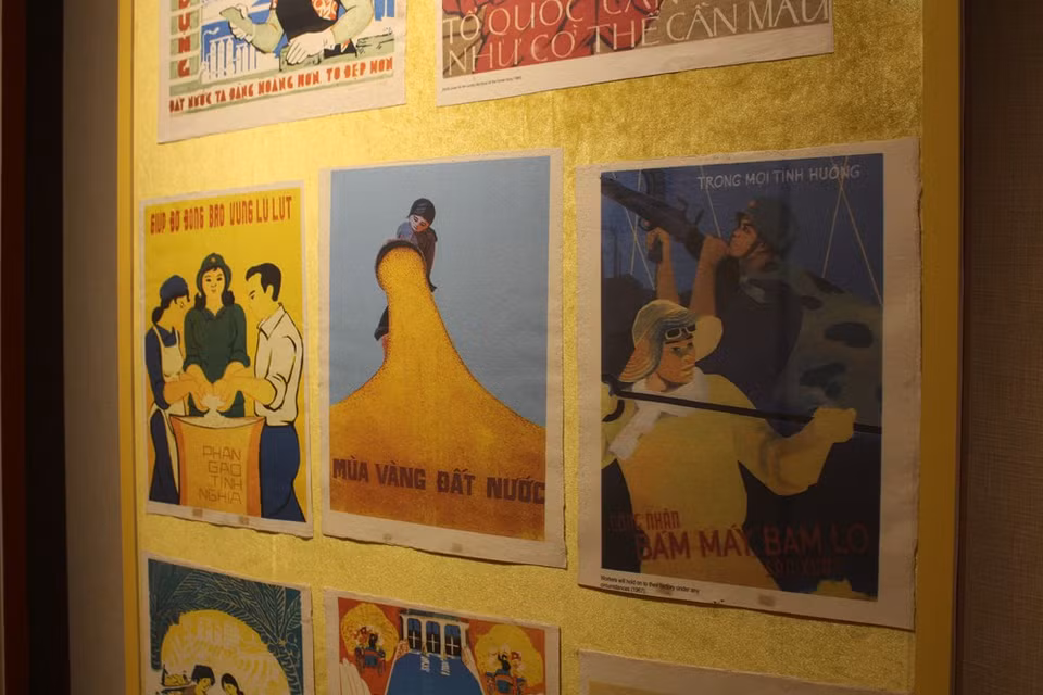 拥有较高的宣传价值，在该画展所展示的每一幅画上都标有具体的信息和内容。因此参观者可以容易理解每一幅宣传画的背景和含义。尽管采用简单的笔画和绘画技术，但这些宣传画蕴藏着富有意义的内容，向参观者传递出正能量。图自 Vietnam+