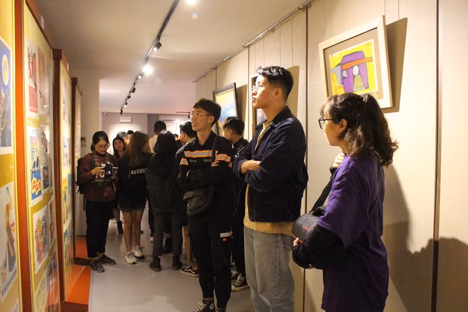 庆祝升龙——河内1010周年的宣传画展吸引众多美术爱好者和年轻画家的高度关注。通过该画展所展示的每一幅宣传画，参观者可深刻感受到昔日生活的困难。当年尽管遇到种种困难和挑战，但人们的生活很安逸，没有现代生活那么繁忙。图自 Vietnam+
