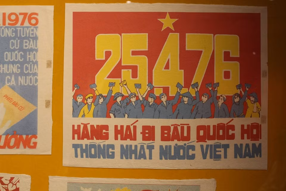 原越南广播电台经理——陈登进记者所收集到的宣传画作品所反映的内容十分丰富，有的是鼓励人们共同携手保护与弘扬民族传统手工艺业、有的是鼓励大家为小儿童们创建一个美好的未来、有的作品鼓励广大人民群众提高生产效率，为国家建设奉献力量、有的作品却庆祝国家一些重要事件等等。图自 Vietnam+