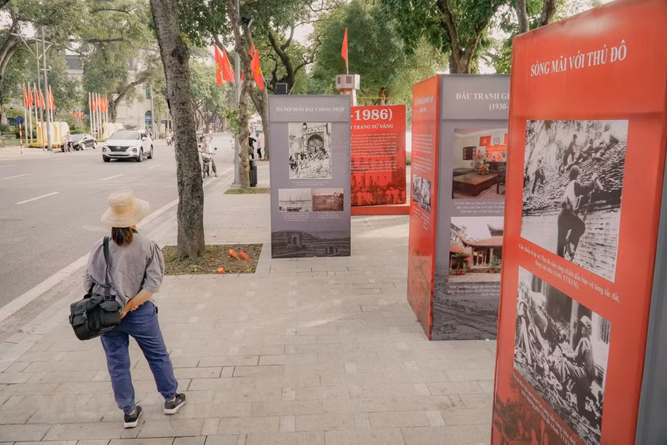 值此庆祝升龙河内1010周年暨首都河内解放66周年之际，河内是文化体育与旅游厅已在还剑湖李太祖塑像广场举行题为“河内-重要历史里程碑”资料图片展，吸引首都河内居民以及四面八方游客前来参观。按计划，该资料图片展将延长到10月15日。图自Vietnam+