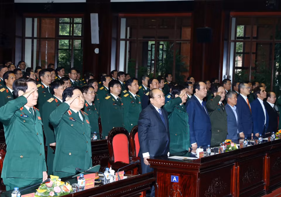 阮春福与各位代表出席向国旗敬礼仪式。越通社记者 统一 摄