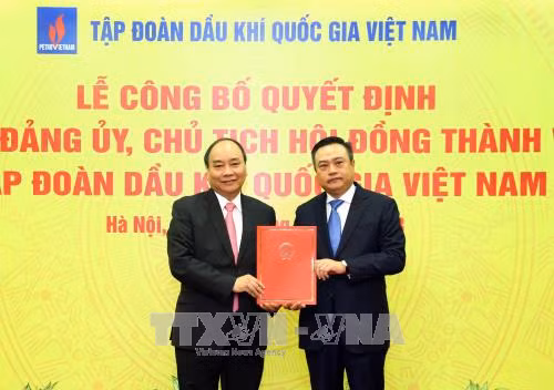 阮春福向越南油气集团党委书记兼集团董事会主席陈士青颁发任命决定书。（图片来源：越通社）